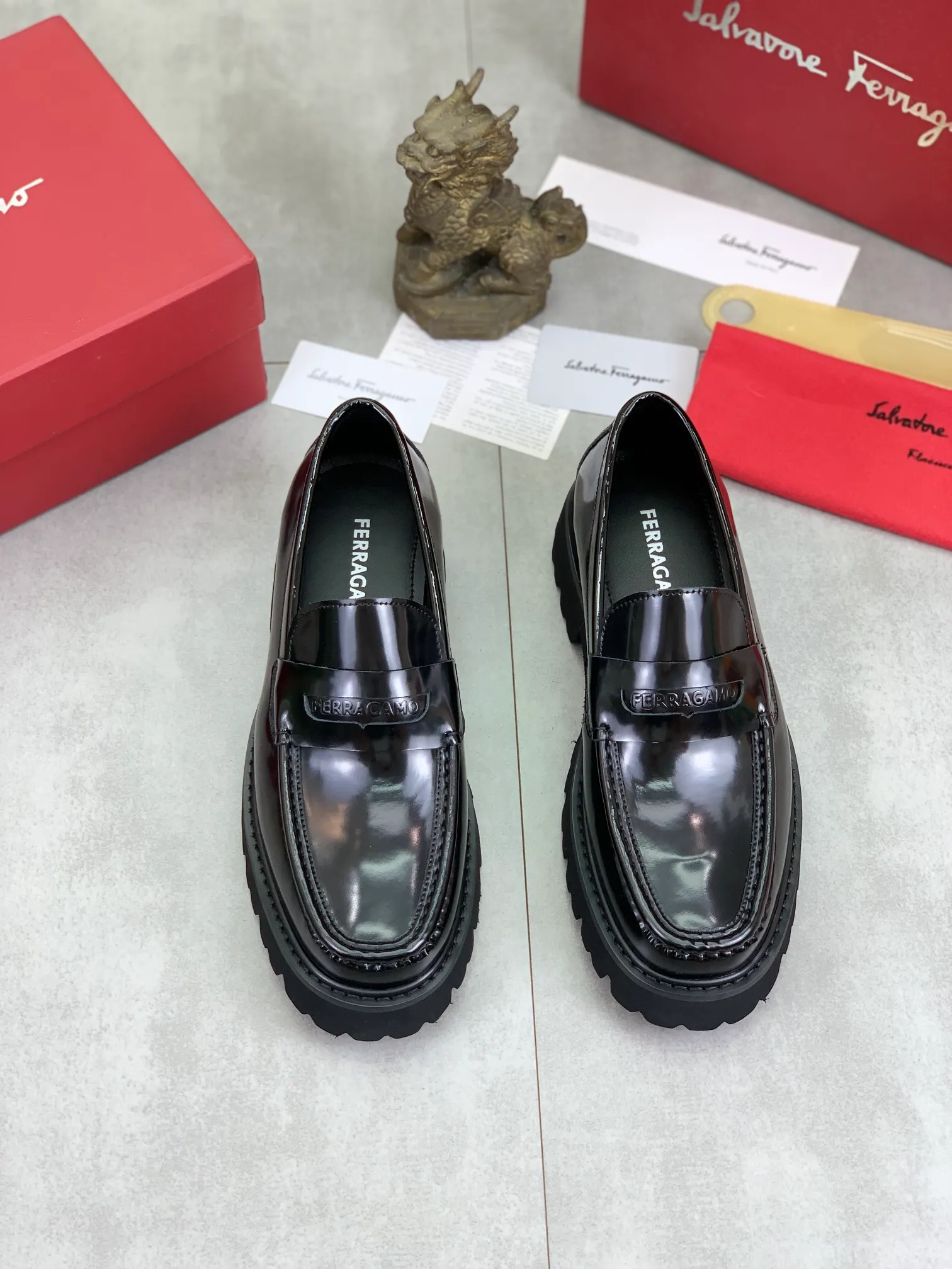 Men's Men's Shoes 💰P460💰[New Style] Water-dyed Niuli 🆘[Salvatore Ferragamo] Ferragamo's latest casual business leather shoes for men! Available at counters simultaneously! The fabric is made of specially imported original calfskin, the lining is made of imported water-dyed cowhide, and the original lightweight foam outsole is absolutely luxurious and leads the fashion trend. Matching code: 38-45; 3️⃣ colors available